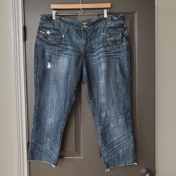 Almost Famous Plus Size 22 Distressed Capri Jeans Dark Wash Womens Stretch Faded - Picture 7 of 13